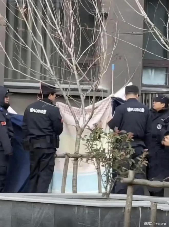 在自家6楼阳台晒被褥时一不小心坠亡…凯发赛事合作太惨了！网传南通一业主(图3)