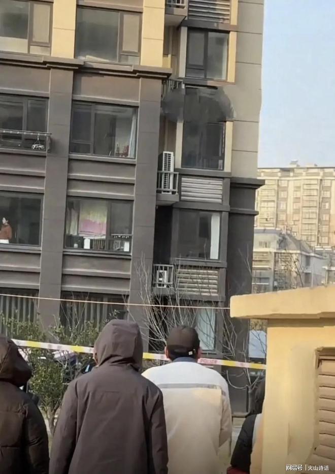 在自家6楼阳台晒被褥时一不小心坠亡…凯发赛事合作太惨了！网传南通一业主(图4)