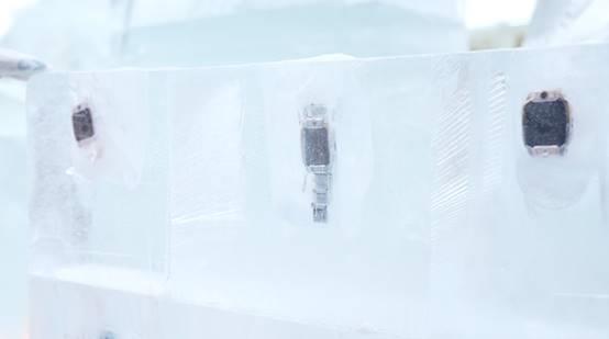 冻一天的儿童电话手表还能正常工作么K8凯发国际冰雪世界极寒挑战 冰(图5)