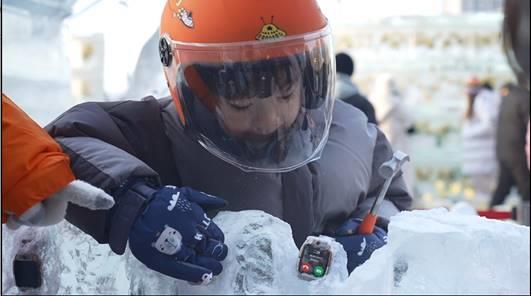 冻一天的儿童电话手表还能正常工作么K8凯发国际冰雪世界极寒挑战 冰(图2)