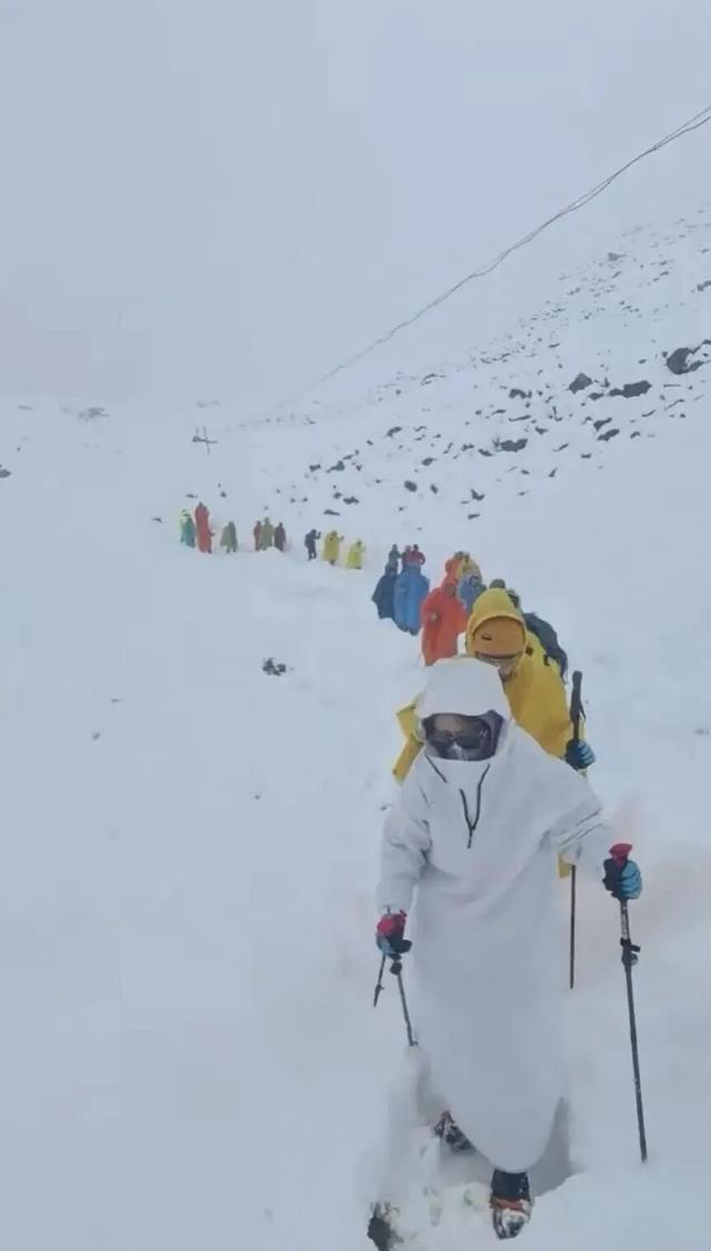 新：目前已有350人获救近千人突遇暴雪被困珠峰最(图4)