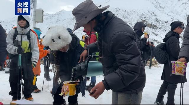 新：目前已有350人获救近千人突遇暴雪被困珠峰最