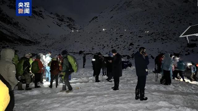 新：目前已有350人获救近千人突遇暴雪被困珠峰最(图2)