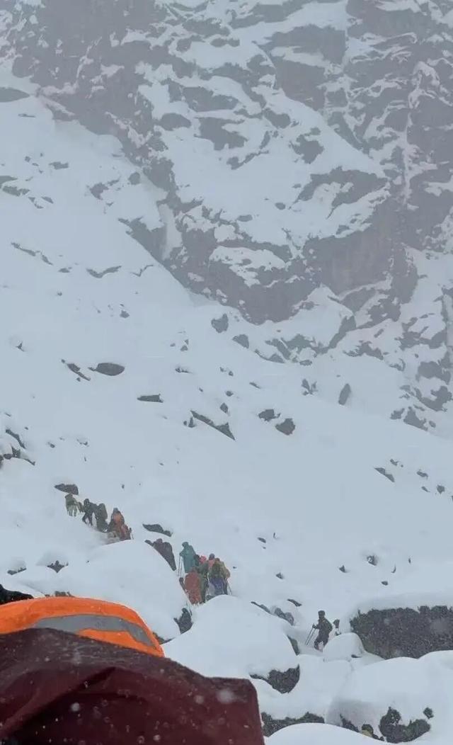 新：目前已有350人获救近千人突遇暴雪被困珠峰最(图3)